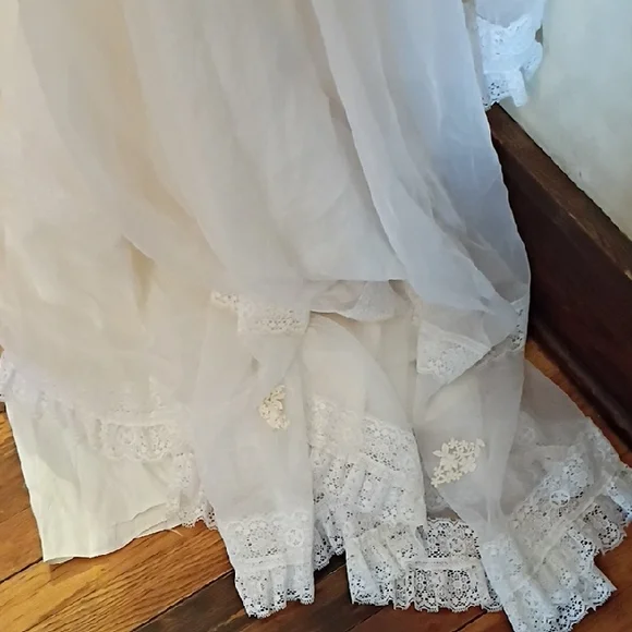 Handmade Elegant White Lace Vintage Wedding Dress. 3 Foot Long Train . - Picture 10 of 15